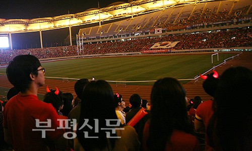 23일 새벽 인천문학월드컵운동장을 가득메운 응원단