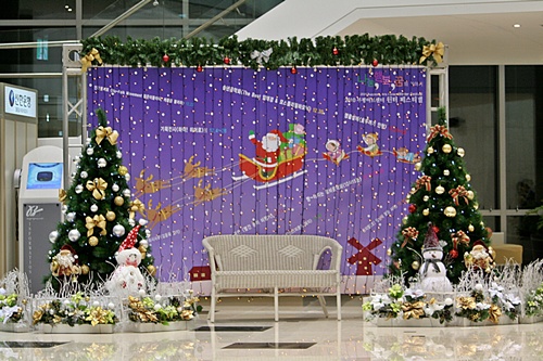부평아트센터 1층 로비에 장식된 크리스마스 기념 무대