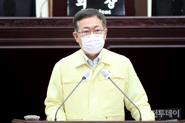 박남춘 시장이 9일 시의회에 출석해 일괄질문 시정 질의에 답하고 있다.