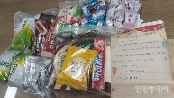 인천의 한 초등학교 3학년 학생이 인천의료원에 보낸 편지와 과자선물.(사진제공 조승연 인천의료원장)