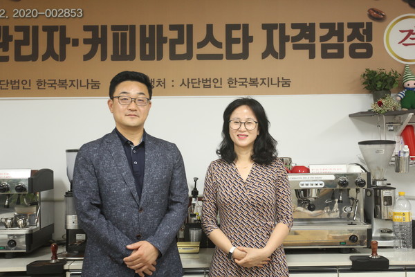 사단법인 한국복지나눔 박태성 회장(왼쪽)과 김정현 이사.