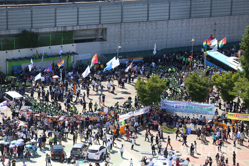 2018년 인천퀴어문화축제 참가자들이 반대 단체에 둘러싸여 고립돼있다. 