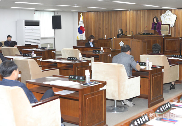 26일 계양구의회 8대 후반기 의장에 선출된 김유순 의원이 7대 후반기 의장 시절 회의를 진행하고 있다.(사진제공 계양구)