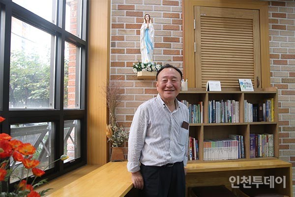 인천 곳곳에서 스스로 방역봉사를 다니는 안경현 씨를 부평구 산곡동성당에서 만났다.