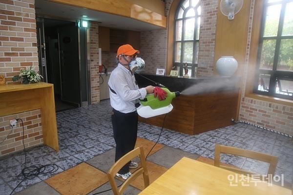 안경현 씨가 성당 방업작업을 하는 모습.