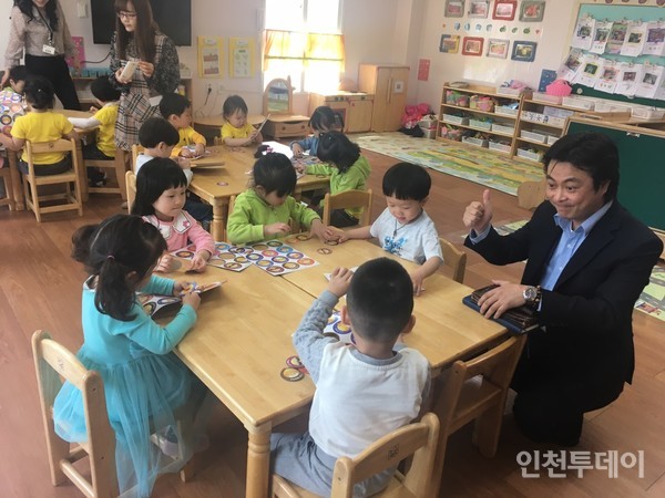 김의연 대표가 어린이집을 방문해 심리 지원 프로그램을 진행하고 있다.(사진제공ㆍ미사교 심리연구소)
