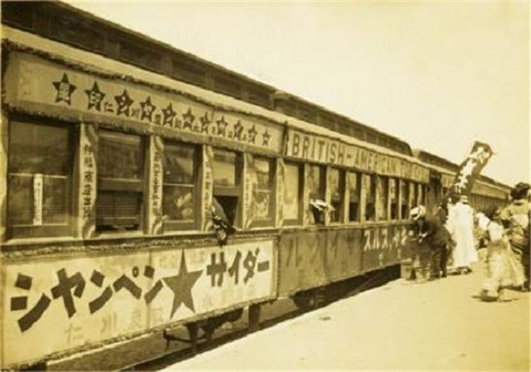 1916년 미국의 월간지 ‘월드 아웃룩’에 게재된 경인선 열차 사진. 열차 외부에 인천탄산수제조소의 ‘별표 샴페인사이다’의 광고가 있다. (조우성 제공)