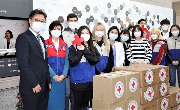 지난 4월 10일 인천 RCY 단원들이 대한적십자사 인천지사를 통해 인하대병원에 직접 구운 빵과 마스크를 전달한 뒤 기념촬영을 하는 모습.