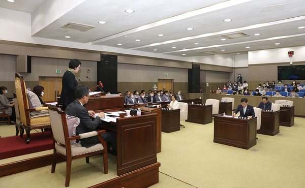인천 중구 여당 의원들이 지난 6월 하반기 의장단 선출에 반발하며 단체 결석했다.  정동준, 이성태, 유형숙 의원의 자리가 비어있다. (제공 중구의회)