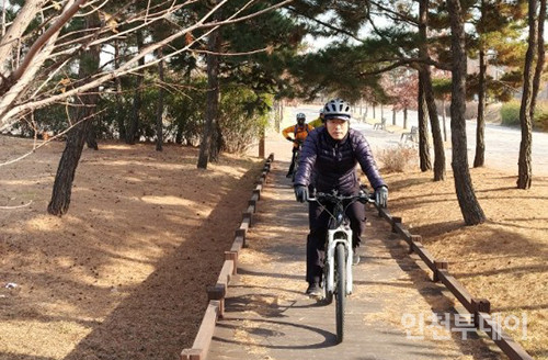 김종현 대표가 자전거를 타고 있다.
