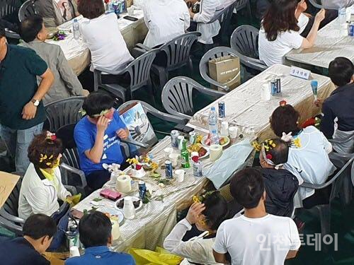 지난해 9월 강화군 소재 고등학교에서 인천 기초의원들이 개최한 체육대회. 사진 속 의원들은 술을 마시며 머리에 꽃을 꽂고 춤 등 공연을 준비하고 있다.(사진제공 인천투데이 독자)