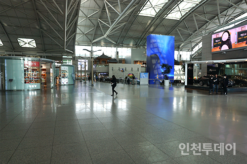 한산한 인천국제공항 제1여객터미널 내부.   