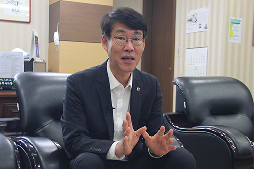 제8대 인천시의회 후반기 문화복지위원장으로 선출된 김성준 위원장