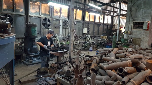 포탄의 잔해로 식칼을 제조하는 공장 모습.