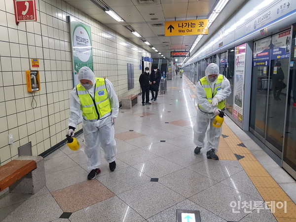 인천시 자원봉사자들이 코로나19 예방을 위해 다중이용시설 방역활동을 하고 있다.