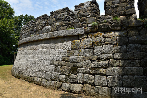 복원된 오두돈대 성벽.