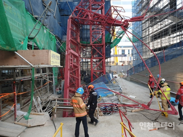 지난 1월 3일 인천 송도 신축 건물 공사현장에서 타워크레인이 전도된 사고 현장 모습. 이 사고로 노동자 2명이 사망했다.(인천투데이 자료사진)