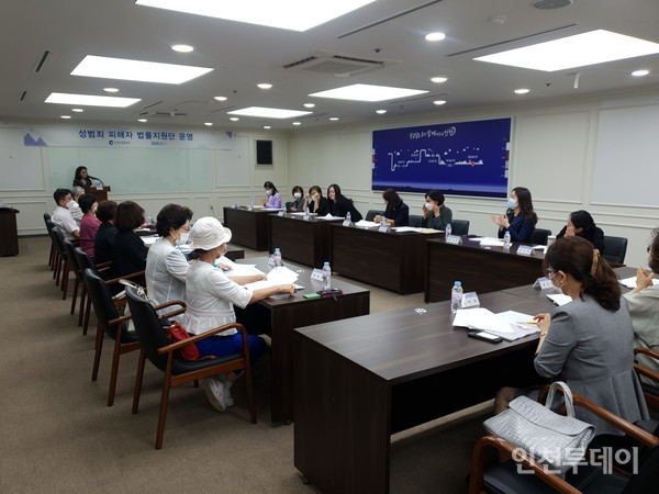 인천시 성범죄 피해자 법률 지원단이 여성단체 관계자들와 12일 모여 첫 회의를 열었다.