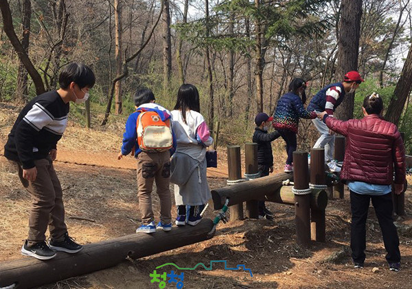 아동들이 청청마을학교에서 숲 놀이체험을 하고 있다.(사진제공ㆍ청청프로젝트연구소)