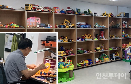 인천 서구 장난감수리센터와 장난감을 수리 중인 모습.(사진제공 서구)