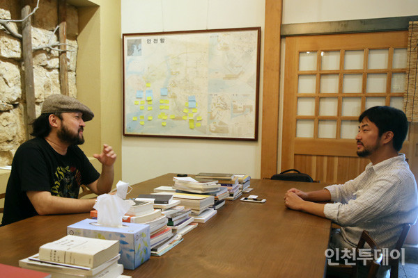 오석근(왼쪽) 사진작가와 이의중 건축재생공방 대표가 중구 개항로 7-1에 있는 커뮤니키 공간 '빙고'에서 산곡동 영단주택 조사 작업을 논의하고 있다.