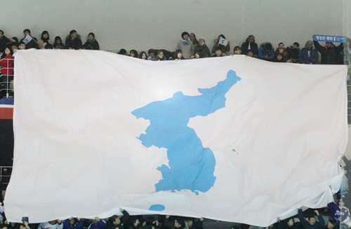 남북 단일팀을 응원하기 위해 모인 관중들이 한반도기를 펼치고 있다.