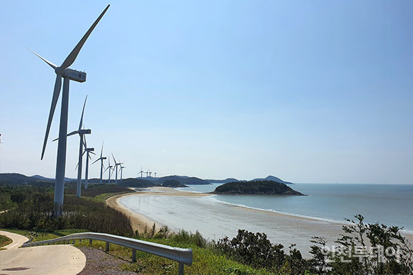한국남동발전이 신안군 자은도에 조성한 풍력발전단지.