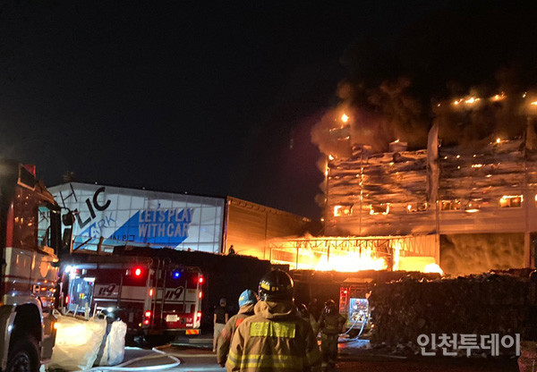13일 오후 인천 남동구 고잔동 소재 공장에서 화재가 발생해 소방대원들이 화재를 진압하고 있다.(사진제공 인천소방본부)