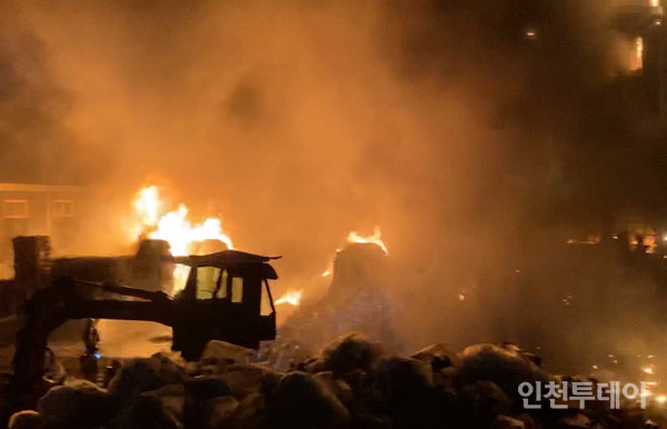 13일 오후 인천 남동구 고잔동 소재 공장에서 화재가 발생했다.(사진제공 인천소방본부)