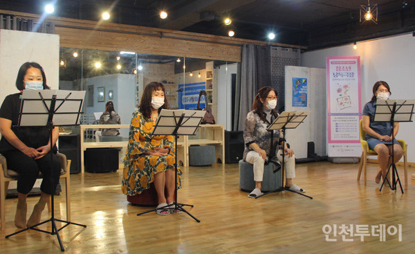 ‘공연창작소 지금’이 운영하는 ‘우리동네 낭독극장’ 2기 참여자들이 낭독극을 연습하고 있다. 왼쪽부터 임진서, 신경주, 홍시원, 박양숙 씨.