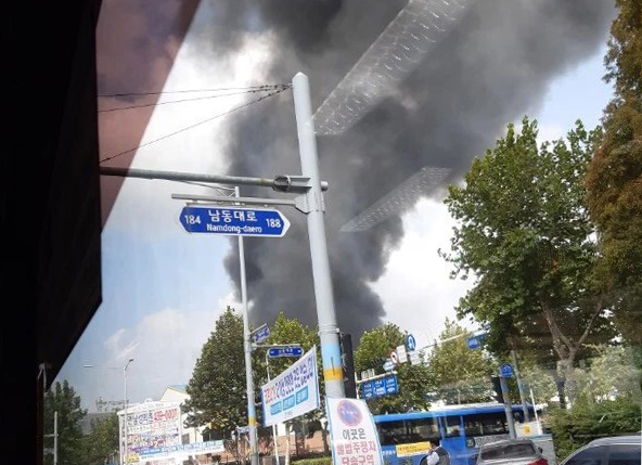 인천 남동구 고잔동 소재 화장품 공장에서 화재가 발생해 연기가 오르고 있다.(독자제공)