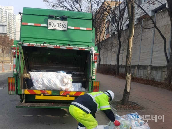 연수구 청소노동자가 종량제봉투에 담긴 생활폐기물을 수거하고 있다.(자료사진)