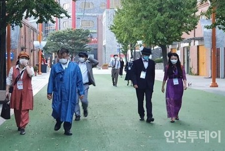 한복을 대여한 관광객이 인천 중구 개항장 거리를 걷고 있다. (제공 인천시)  