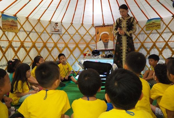 (주)메이커스가 아동들을 대상으로 진행한 몽골 전통가옥 ‘게르’ 만들기 체험 장면.(사진제공ㆍ메이커스)