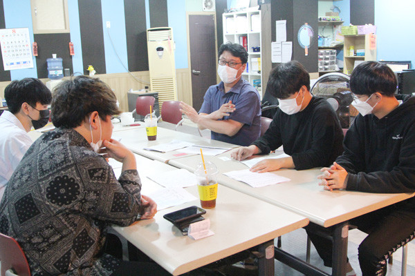 박동현 대표와 청소년들이 9월 9일 저녁 9시 무렵 ‘갈산나빌레’에서 굴포천 환경축제 준비 상황을 점검하고 있다.