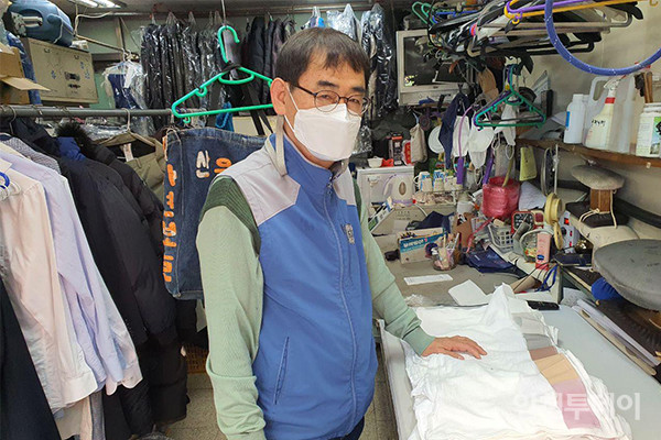 10여년째 주말마다 계양산에서 쓰레기 수거 봉사활동을 하는 김규훈 씨.