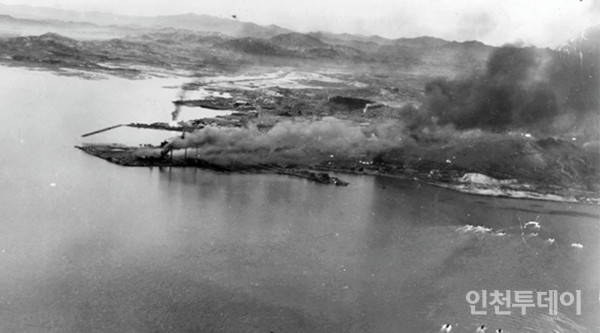 1950년 9월 15일 만석동 일대의 공장지대가 폭격으로 불타고 있다.(자료출처 미국 국립문서기록 보관청, 자료수집 전갑생 서울대 사회발전연구소 연구원)