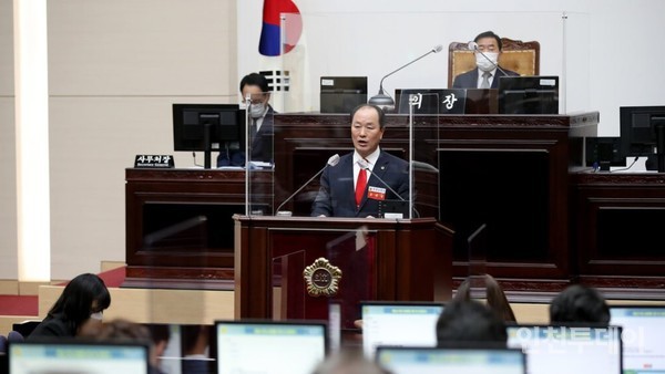 윤재상 의원이 인천시의회 본회의에서 발언하고 있다. 