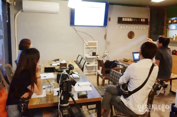 커뮤니티씨어터 우숨이 2018년에 진행한 프로젝트 ‘이웃과 함께 만드는 영화’ 영상 회의 장면.