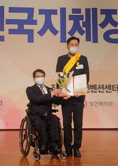 지난 11일 열린 제20회 전국지체장애인대회에서 이병래 인천시의원이 자랑스런 지체장애인상 ‘봉사대상’을 수상했다. (사진제공 이병래 의원)