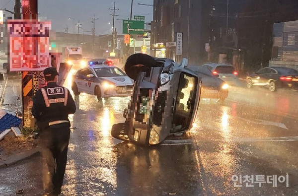 19일 새벽 인천 계양구 상야분교 앞 도로에서 빗길에 차량이 전복되는 사고가 발생했다.(사진제공 계양소방서)