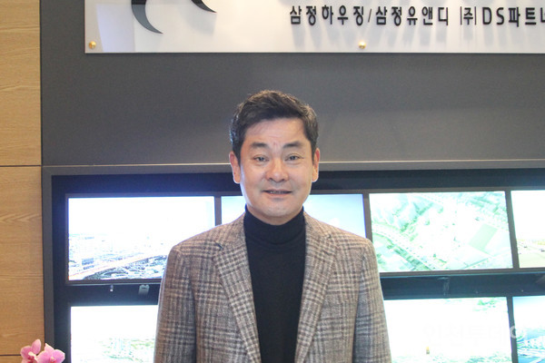 정덕수 초록우산 어린이재단 11대 인천후원회장을 그가 운영하는 사무실에서 만났다.