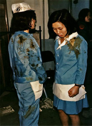 1970년대 동일방직 회사 측이 뿌린 오물을 뒤집어쓴 여성노동자들.(사진제공ㆍ서해문화)