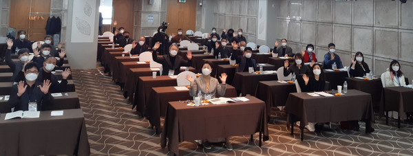 11월 28일 대전에서 열린 바른지역언론연대 세미나 참가자들이 단체사진을 찍고 있다.