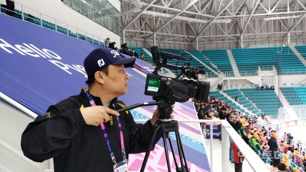 안상호 ‘협동조합 빨간오두막’ 대표가 평창올림픽 테스트 기록 영상을 촬영하고 있다.(사진제공ㆍ빨간오두막)