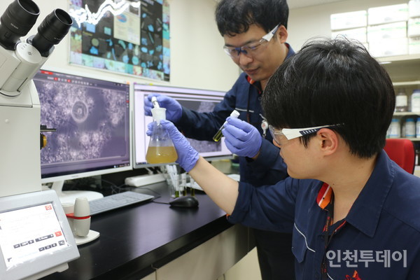 SK인천석유화학 엔지니어들이 사내 폐수처리장 내 실험실에서 미생물 영상 이미지 분석 작업을 수행하고 있다.(사진제공 SK인천석유화학)