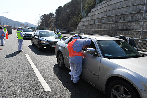 지난해 강화·초지대교를 이용하는 차량 운전자와 탑승자에 대해 발열검사를 진행하는 모습 (사진제공 강화군)