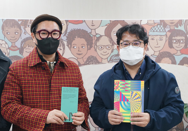 이원석 인천영상위원회 운영위원장(왼쪽)과 김규환 난민인권센터 대표 (오른쪽)