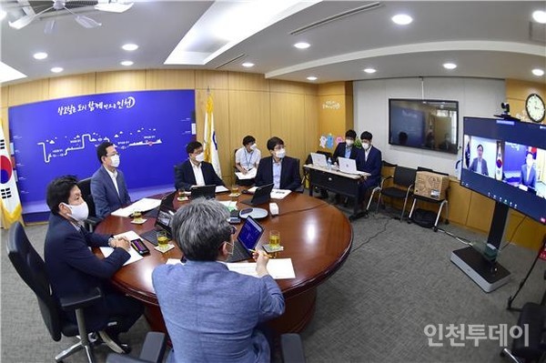 지난해 7월 박남춘 시장이  '코로나19 대응 수출상담회'를 참석하고 있다. (사진제공 인천시)
