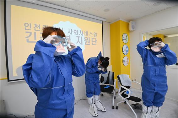지난달 14일 김하나 인복드림종합재가센터 부평센터장이 부평센터에서 요양보호사 15명을 대상으로 방호복 착용법을 교육하고 있다